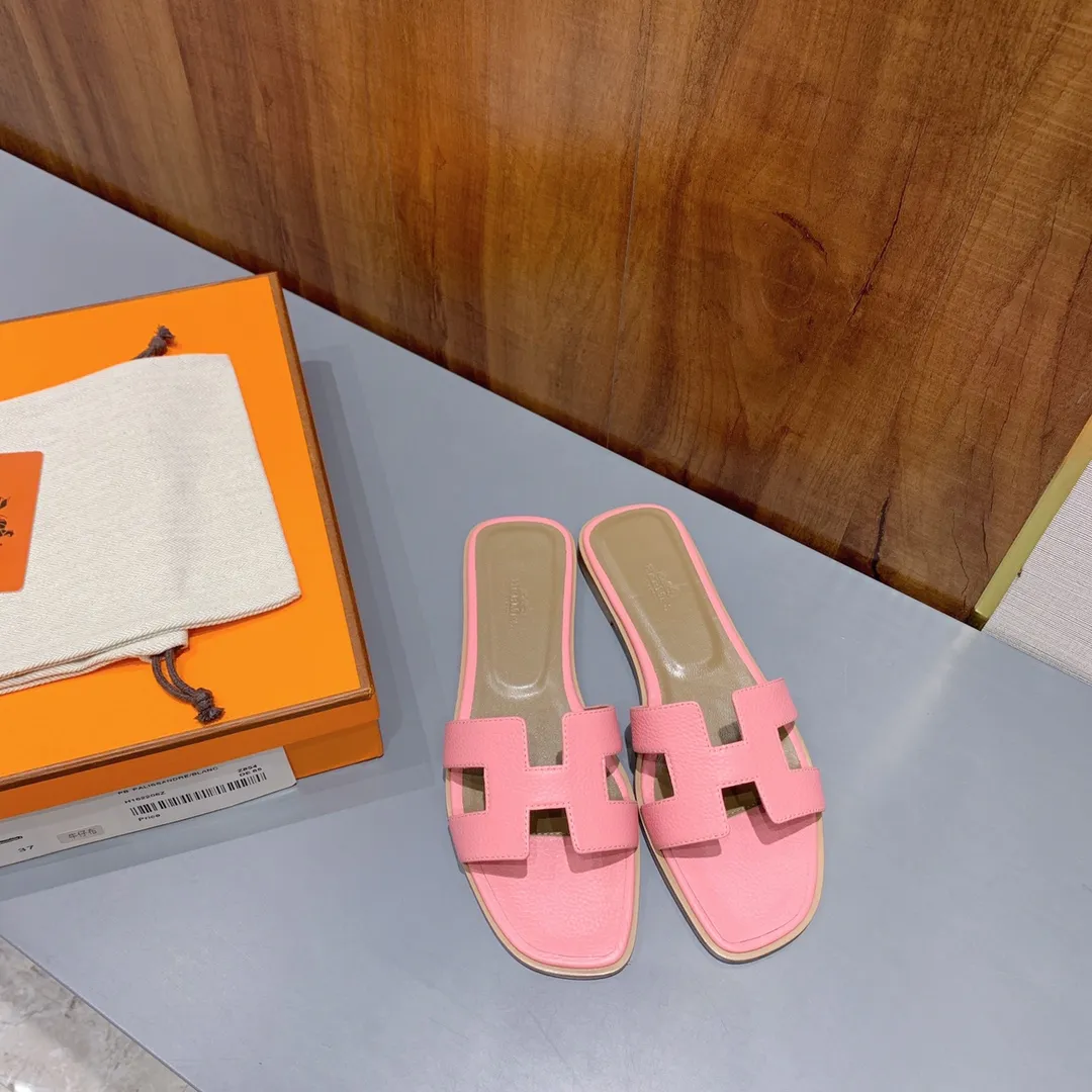 👟👟Ex-factory price 480👟👟 Litchi pattern cowhide series Newly revised version (Hermès) Packaging upgrade, version workmanship and material upgrade Hermes The highest version of handmade shoes in the market Top product Hermès H slippers Flat slippers —————————— The most classic, real handmade shoes, even the number of stitches is the same as the original version, purely handmade by masters The highest version in the industry Italian imported cowhide + original customized Australian sheepskin feet + genuine leather outsole, top exclusive packaging box 35-39 (34.40.41.42 custom-made, non-refundable)